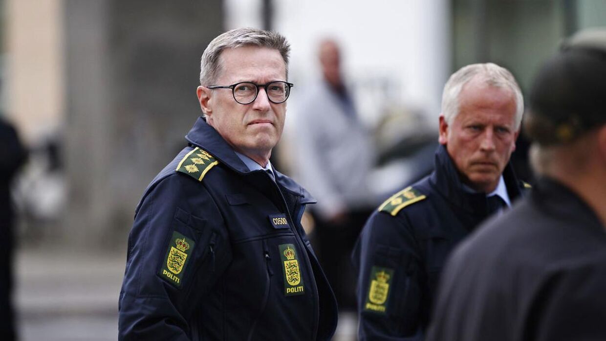Rigspolitichef Thorkild Fogde er hårdt belastet af Minkkommissionens kritik. Her ankommer han til mindehøjtidelighed for ofrene ved skyderiet i Field's i København.