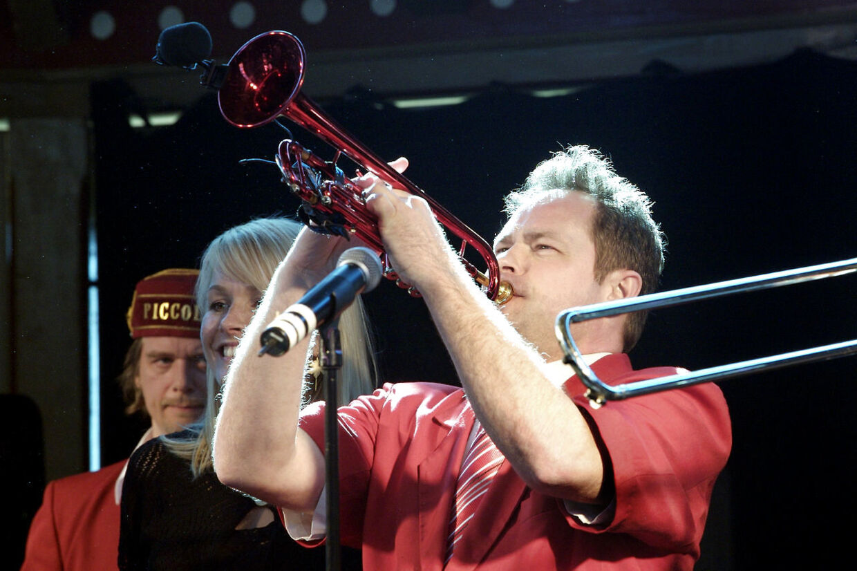Mek Pek og Signe Svendsen optræder til en Åh Abe koncert.