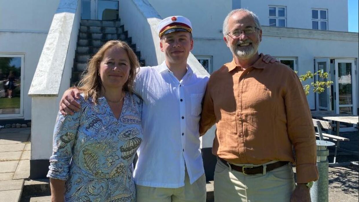Aidan med sin mor, Anne-Line, og far, Stuart, fra da han blev student.