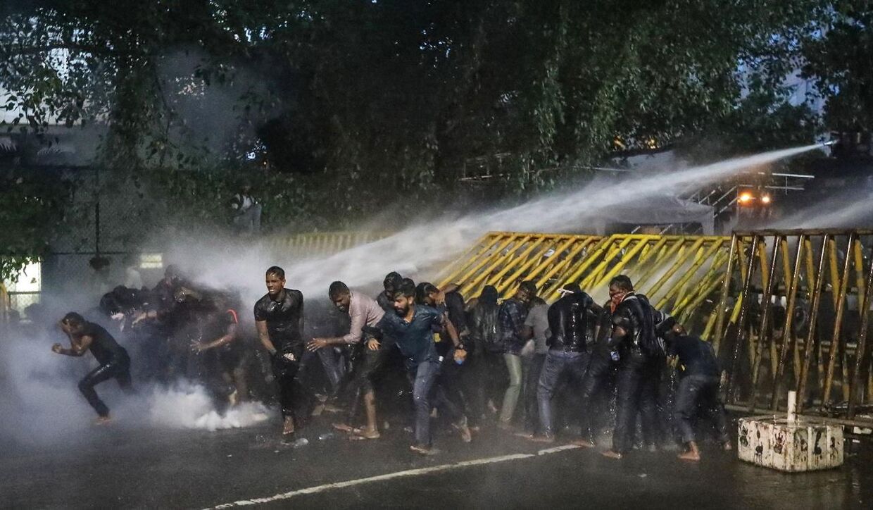 Militær bruger tåregas og vandkanoner mod demonstranter. 