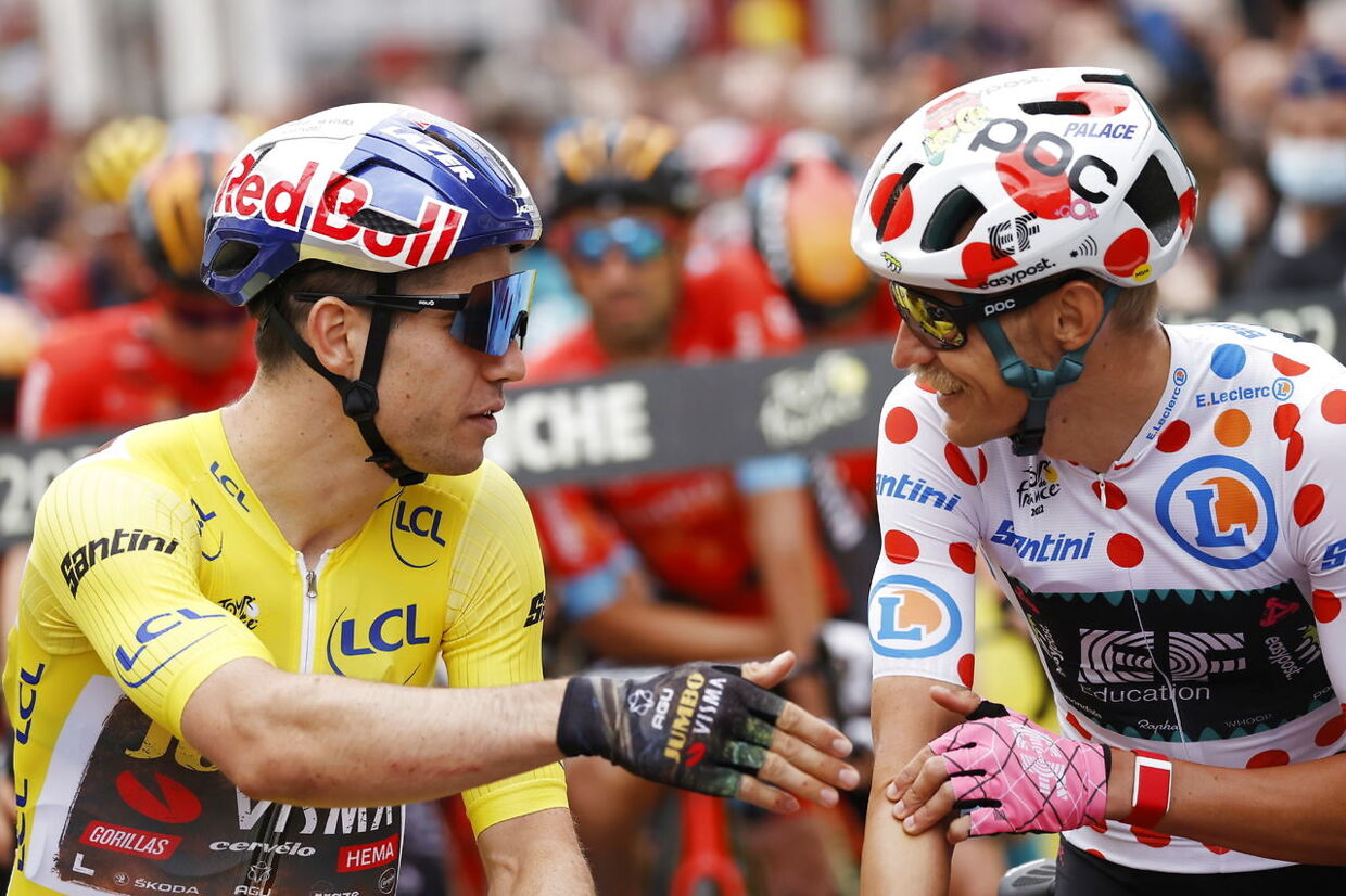 Diskussion med Wout van Aert, der på det tidspunkt havde den gule trøje, inden sjette etape af Tour de France.