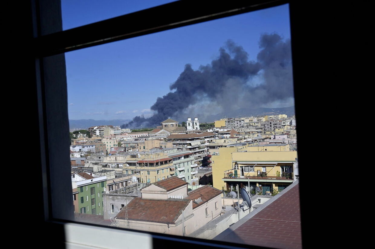 epa10062156 The huge column of black smoke caused by a vast fire that broke out in Rome, Italy, 09 July 2022. EPA/CLAUDIO PERI