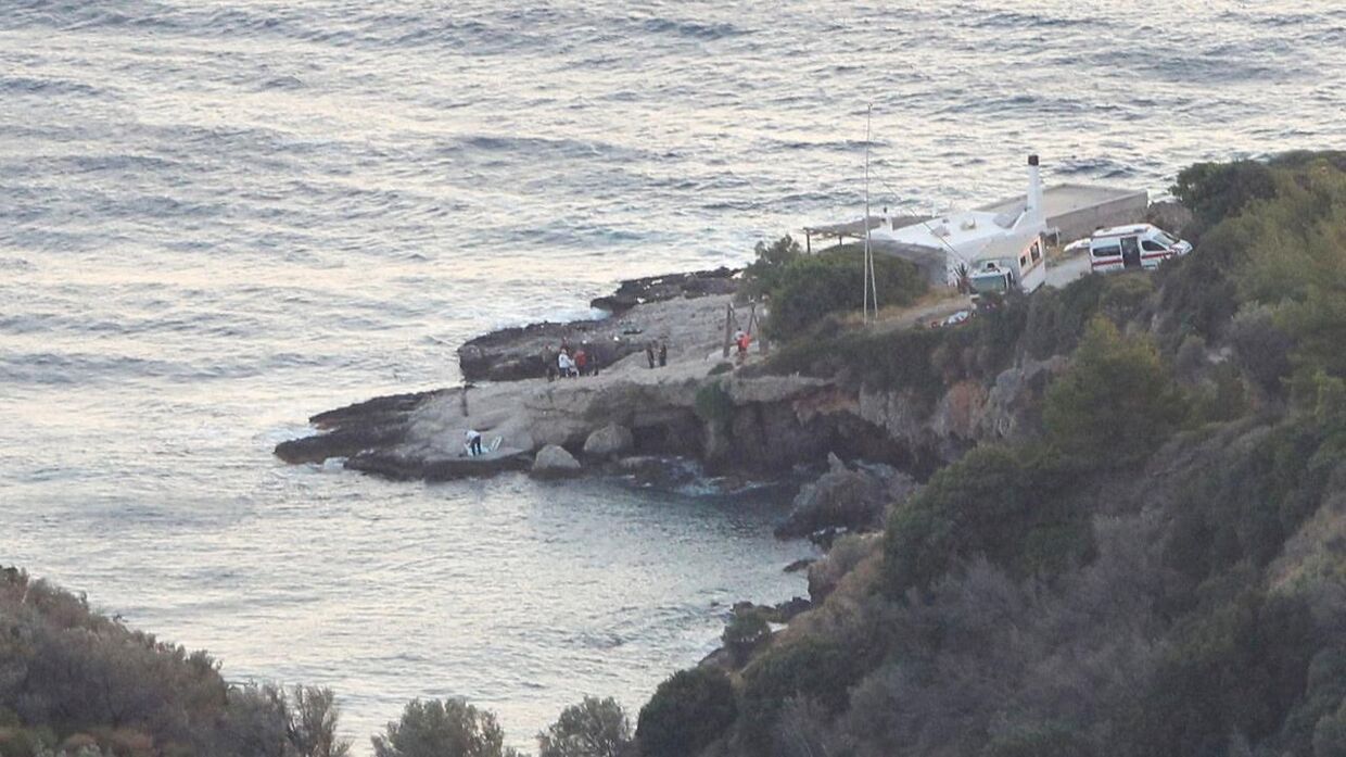 Redningshold arbejder på kysten af Samos efter at helikopteren styrtede i havet.