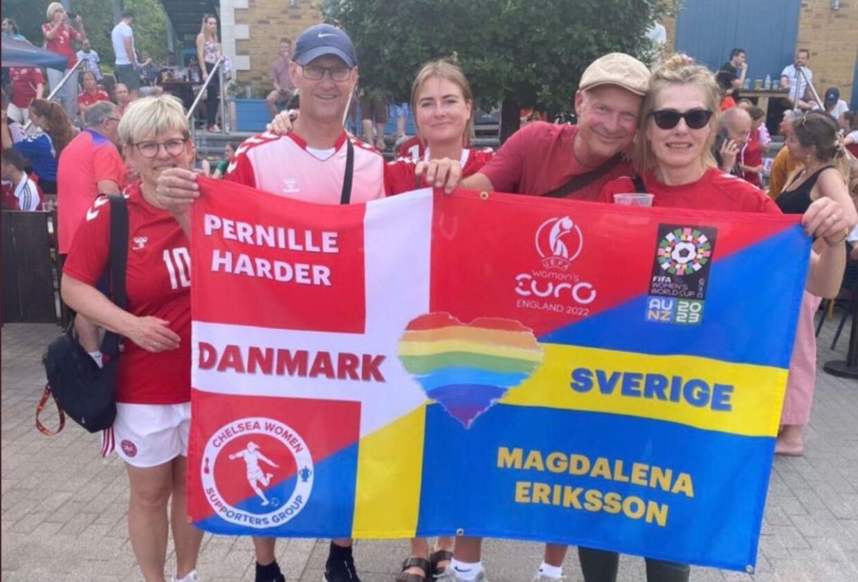 Pernille Harders forældre (tv.) sammen med svigerdatteren, Magdalena Erikssons, forældre (th.) inden Danmarks første EM-kamp mod Tyskland.