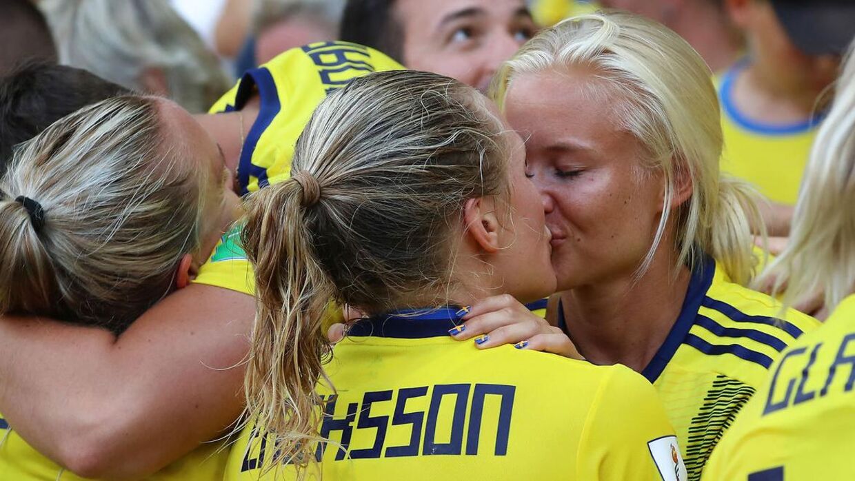Til VM i 2019 havde Danmark ikke formået at kvalificere sig. Det havde Sverige derimod, og Pernille Harder var taget af sted med sine forældre for at støtte kæresten.