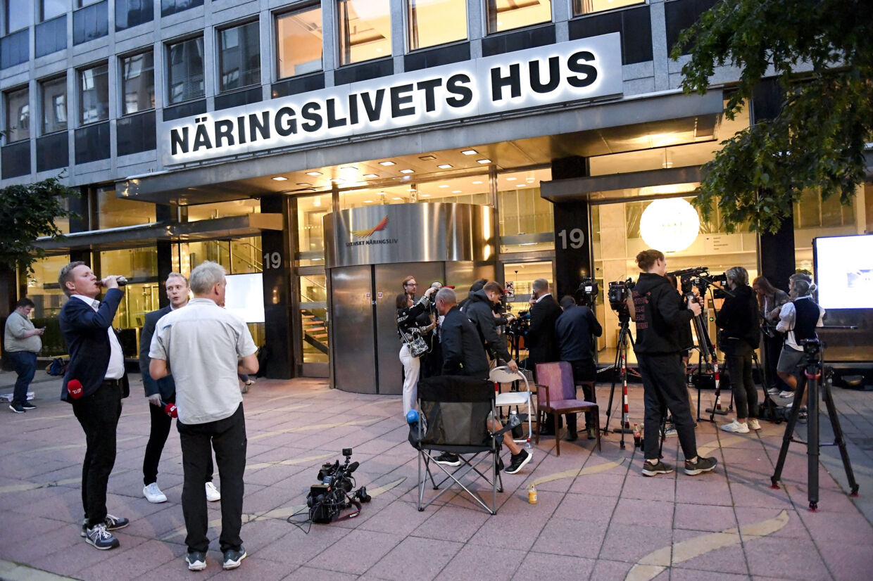 Flere medier ventede mandag foran Näringslivets Hus i Stockholm, hvor forhandlingerne mellem SAS og selskabets piloter foregik. 10300 Maja Suslin/Tt/Ritzau Scanpix