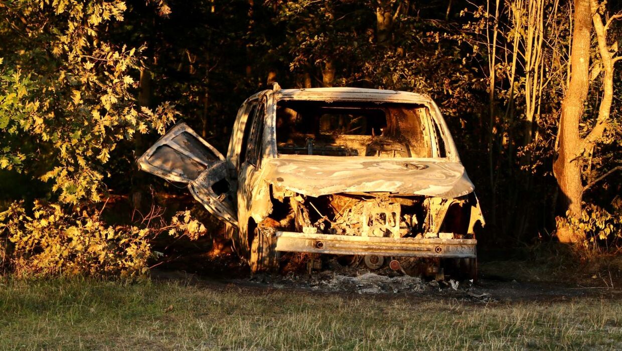 Den dræbte Franks bil blev nogle dage efter drabet på ham fundet udbrændt på en øde parkeringsplads i skoven i Vivild. Foto: Øxenholt Foto.