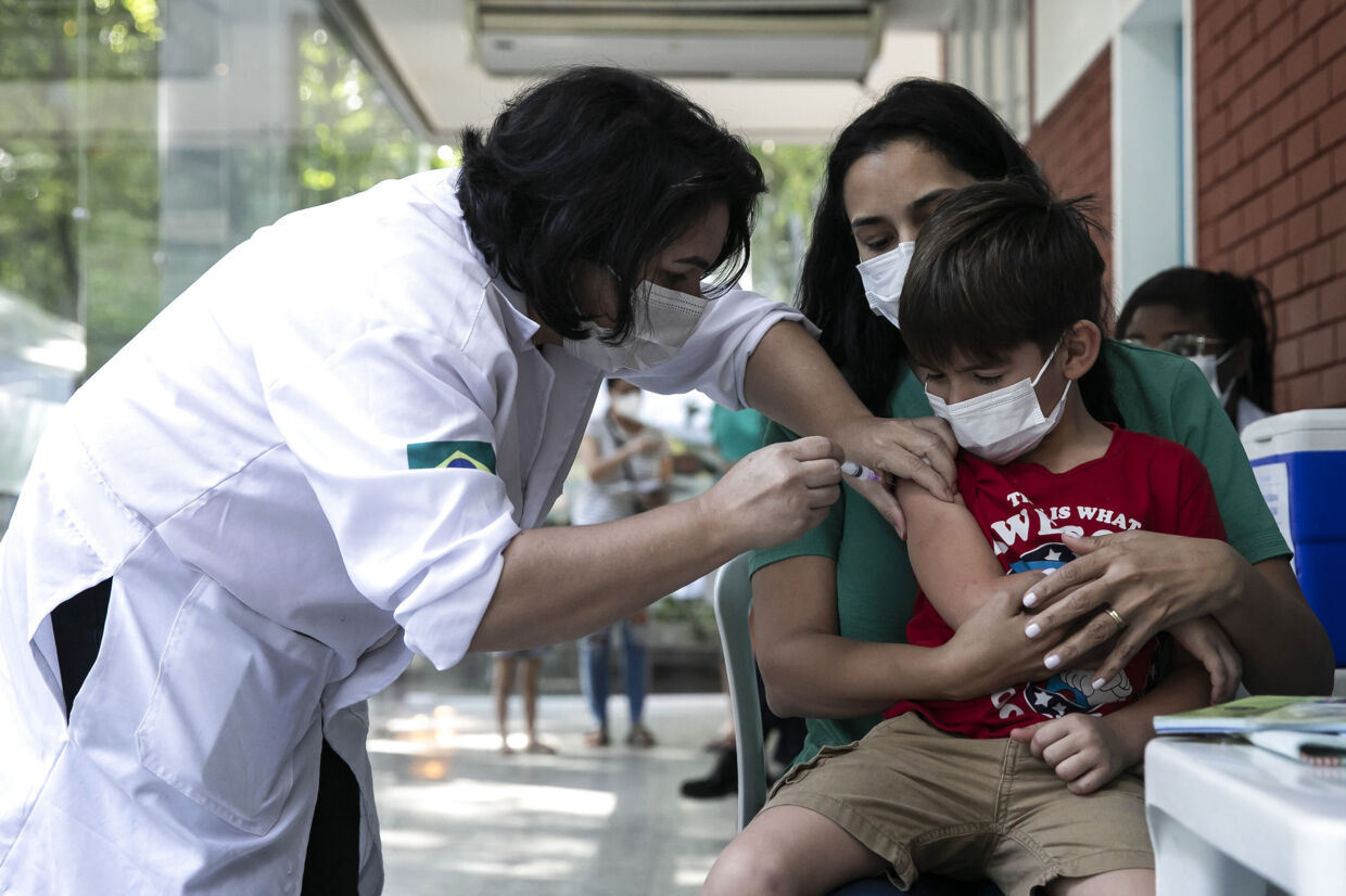Fireårige Rafael Boza bliver vaccineret mod covid-19 på et vaccinationscenter i storbyen Rio de Janeiro. Brasilien har i juli iværksat en kampagne for at få børn mellem tre og fire år vaccineret. Bruna Prado/Ritzau Scanpix