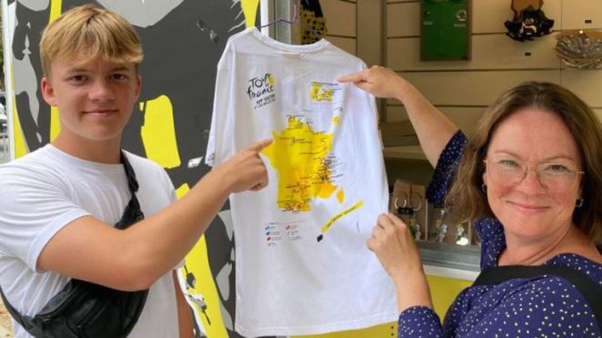 Anton og Karin Lindgaard fandt en Tour de France-trøje på deres vej rundt i Paris' gader.