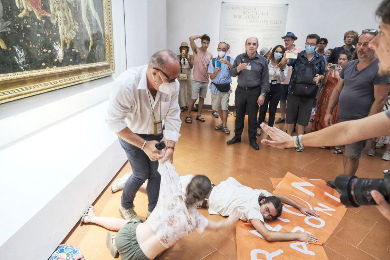 Aktivisterne bliver fjernet fra maleriet på Uffizi Galleri i Firenze i Italien. Foto: Ultima Generazione/Reuters/Ritzau Scanpix