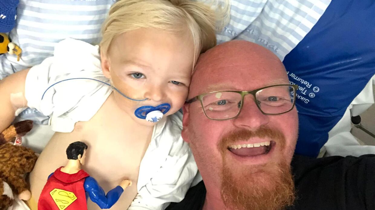 René Møller Perhson med sønnen Feliks på hospitalet, hvor lægerne havde spået, at han ville miste både sprog og førlighed.