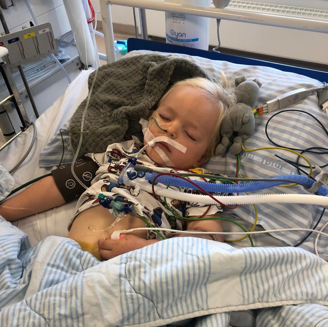I to uger var treårige Feliks indlagt på hospitaler i både Aalborg og som her Aarhus. Lægerne troede, han ville miste både sprog og førlighed, men nu kalder de den treårige dreng et 'mirakel'.