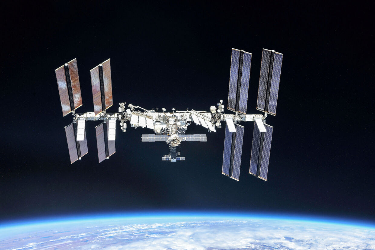ISS ligger i godt 400 kilometers højde, og et rumskib kan flyve derop på cirka seks timer. (Arkivfoto). Handout/Reuters