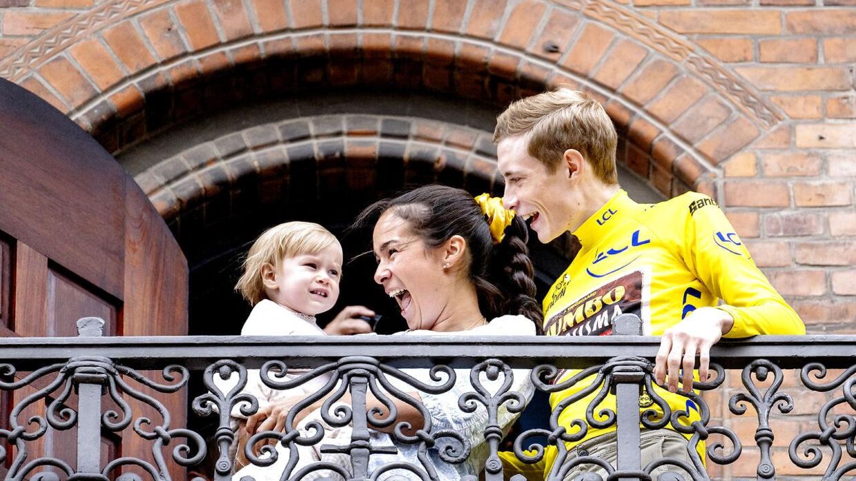 Jonas Vingegaard og familien blev modtaget til kæmpe hyldest på Københavns Rådhus' balkon.