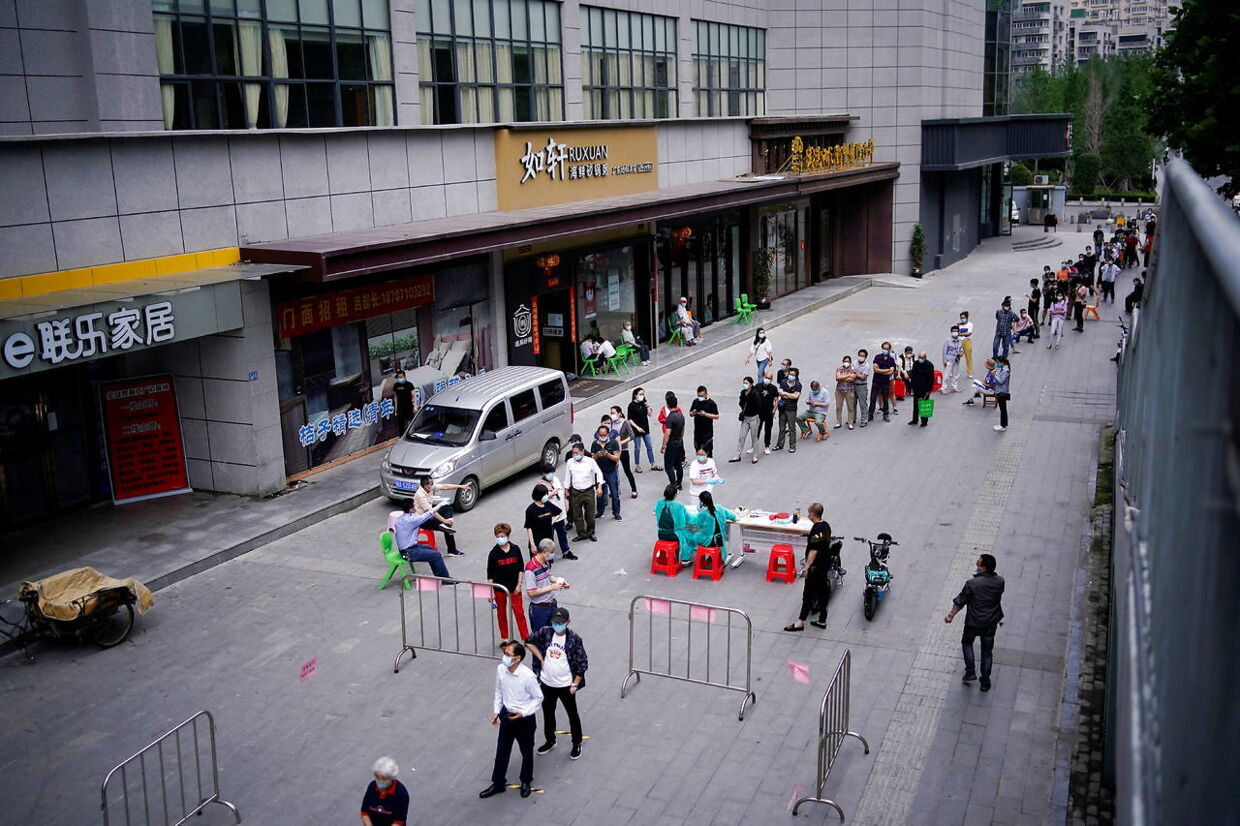 Sådan så det ud i Wuhan under den første nedlukning. Folk står i kø for at blive testet for coronavirus.