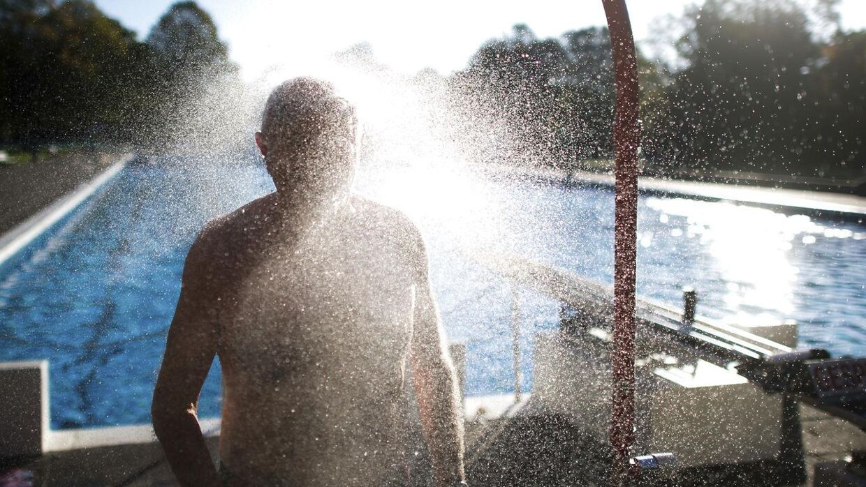 Hannover: En poolgæst, der tager et brusebad i Annabad udendørs pool i Hannover, men det varme vand er nu fortid.. Photo by: Julian Stratenschulte/picture-alliance/dpa/AP Images