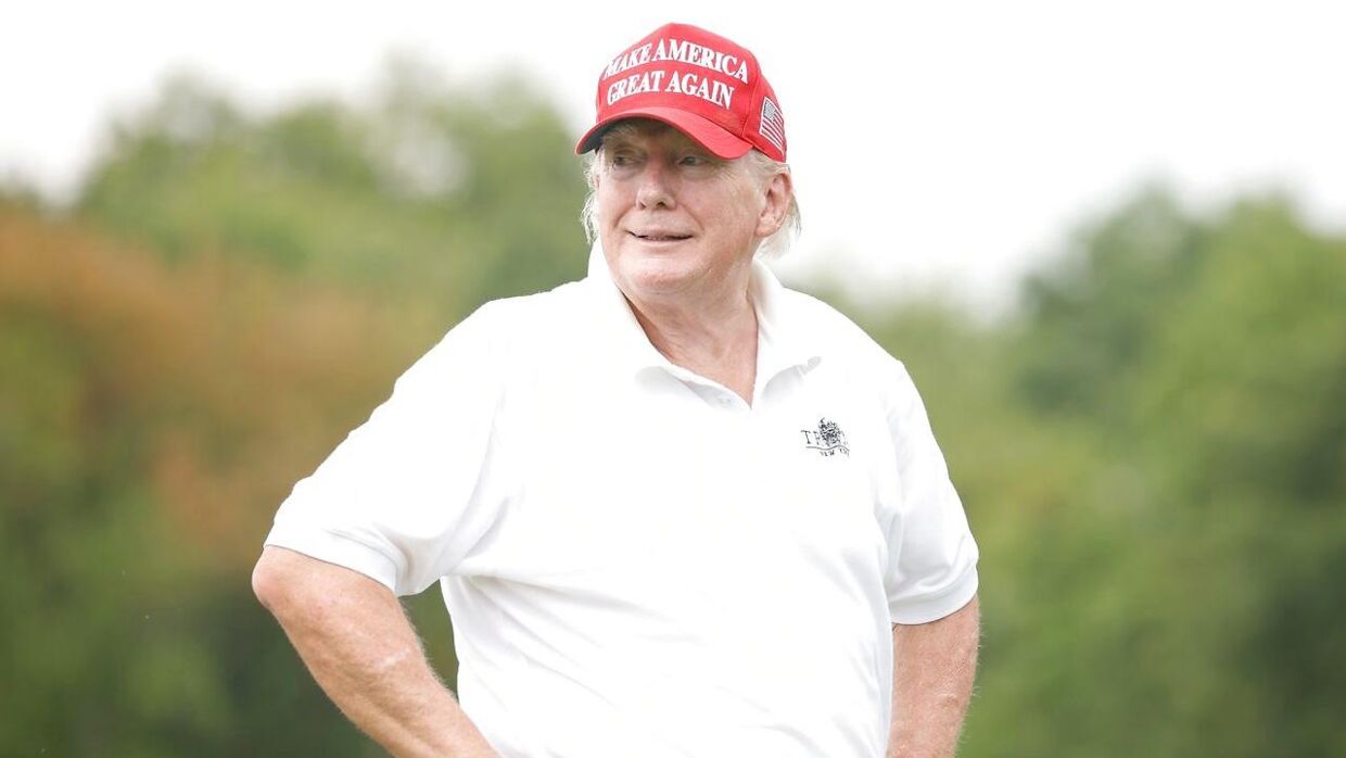 Her ses Donald Trump under en runde af golfturneringen for både profesionelle og amatører forud for weekendens LIV Golf Invitational.