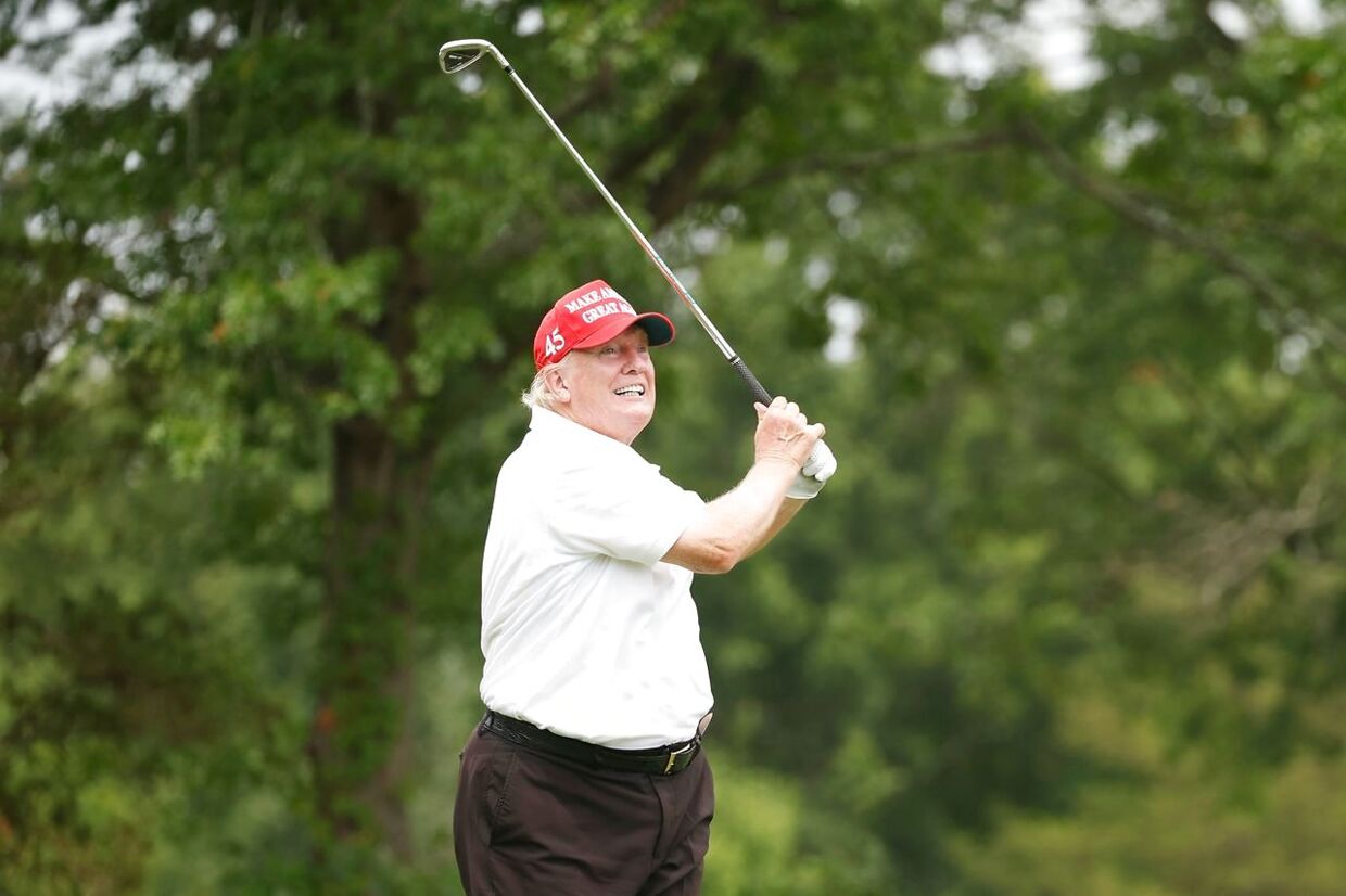 Her ses Donald Trump torsdag under en runde af golfturneringen for både profesionelle og amatører forud for weekendens LIV Golf Invitational.