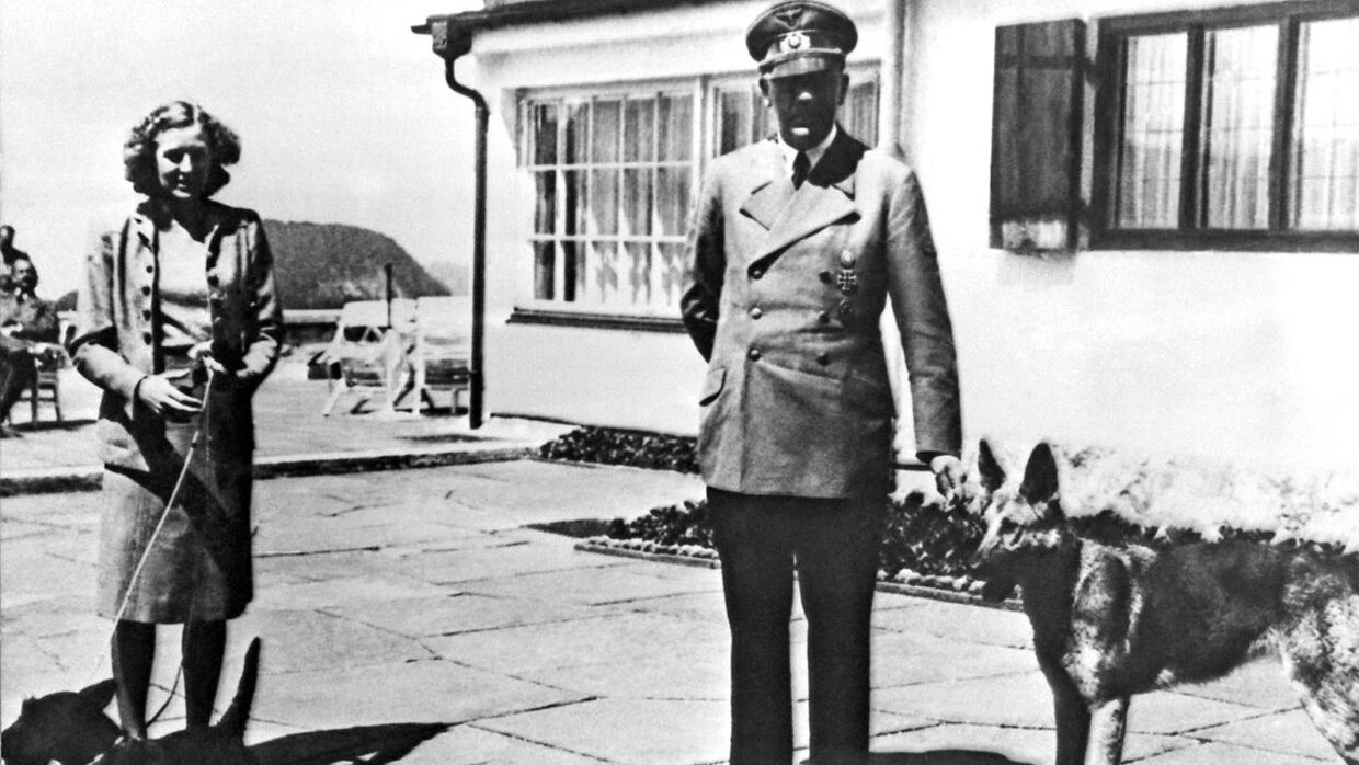 Adolf Hitler og Eva Braun poserer på terrassen.