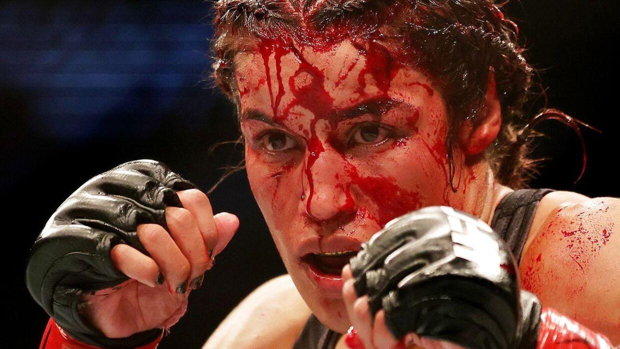 Julianna Pena fortsatte kampen, selvom blodet fossede ud fra den flænge, hun havde fået i panden.