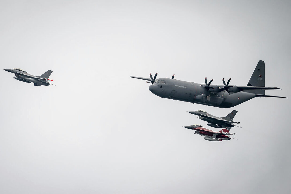 Hercules C-130 og F-16 kampfly flyver omkring Kronborg Slot i Helsingør, torsdag den 1. oktober 2020.. (Foto: Mads Claus Rasmussen/Ritzau Scanpix)