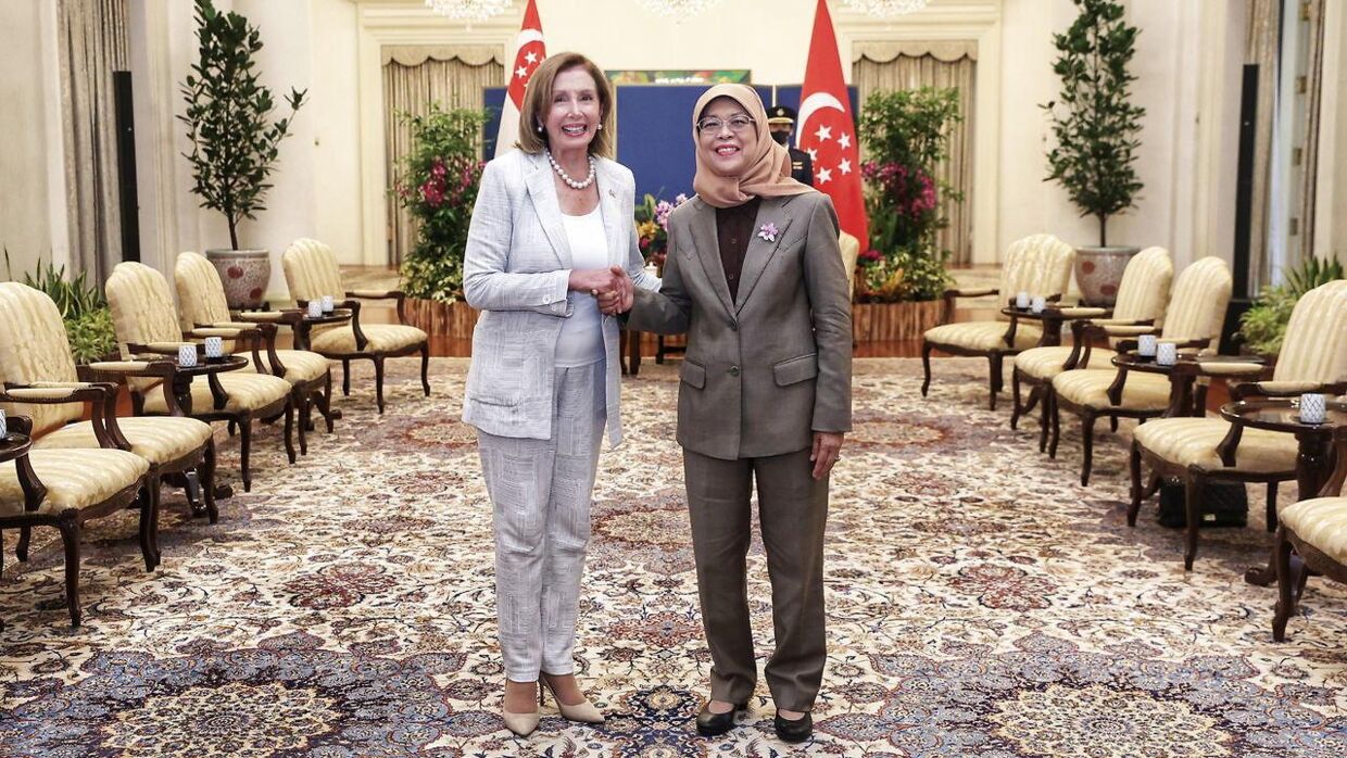 Nancy Pelosi og Singapores præsident Halimah Yacob under hendes første Asien-besøg. 