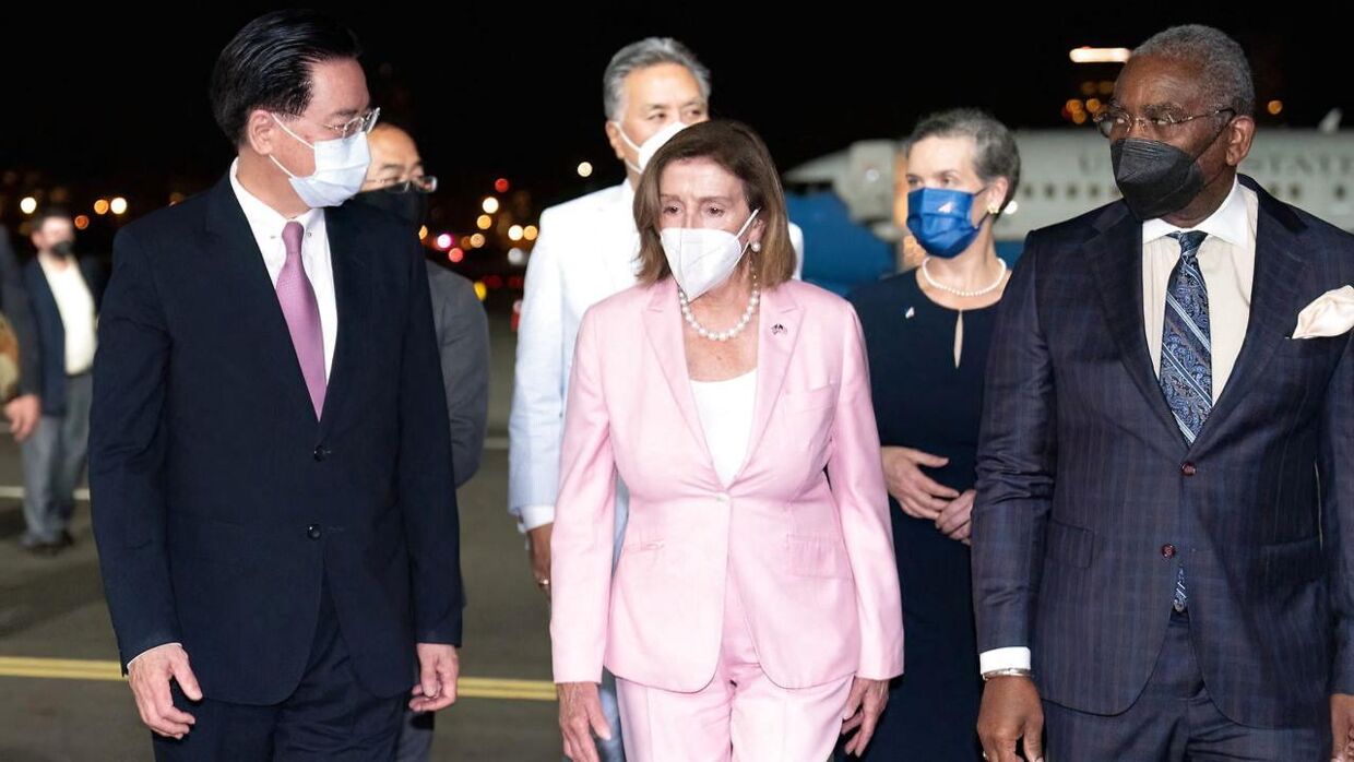 Nancy Pelosi umiddelbart efter, at hun ankom til lufthavnen i Taipei Taiwan tirsdag. 