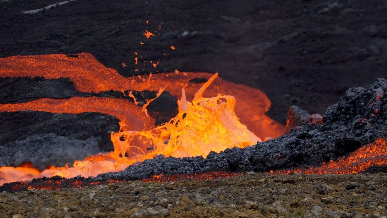 Arkivfoto. Lava flyder fra en vulkan nær Fagradalsfjall, sydvest for Islands hovedstad Reykjavik den 26. august 2021.
