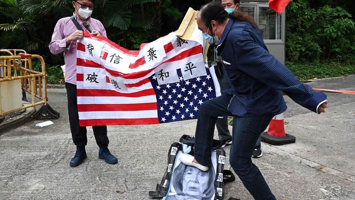 Nancy Polosis besøg har fået flere vrede demonstranter til at møde op foran USAs konsulat i Hongkong, hvor de blandt andet tramper på billeder af Formanden for Repræsentanternes Hus.