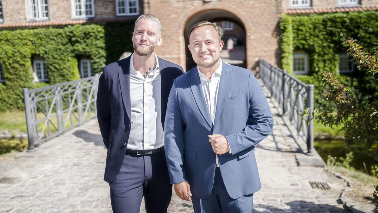 Thomas Evers Poulsen og kæresten Sæphor Kristinsson. Mascha Vang og Troels Krohn Dehli bliver gift på Holckenhavn Slot ved Nyborg, tirsdag den 2. august 2022.