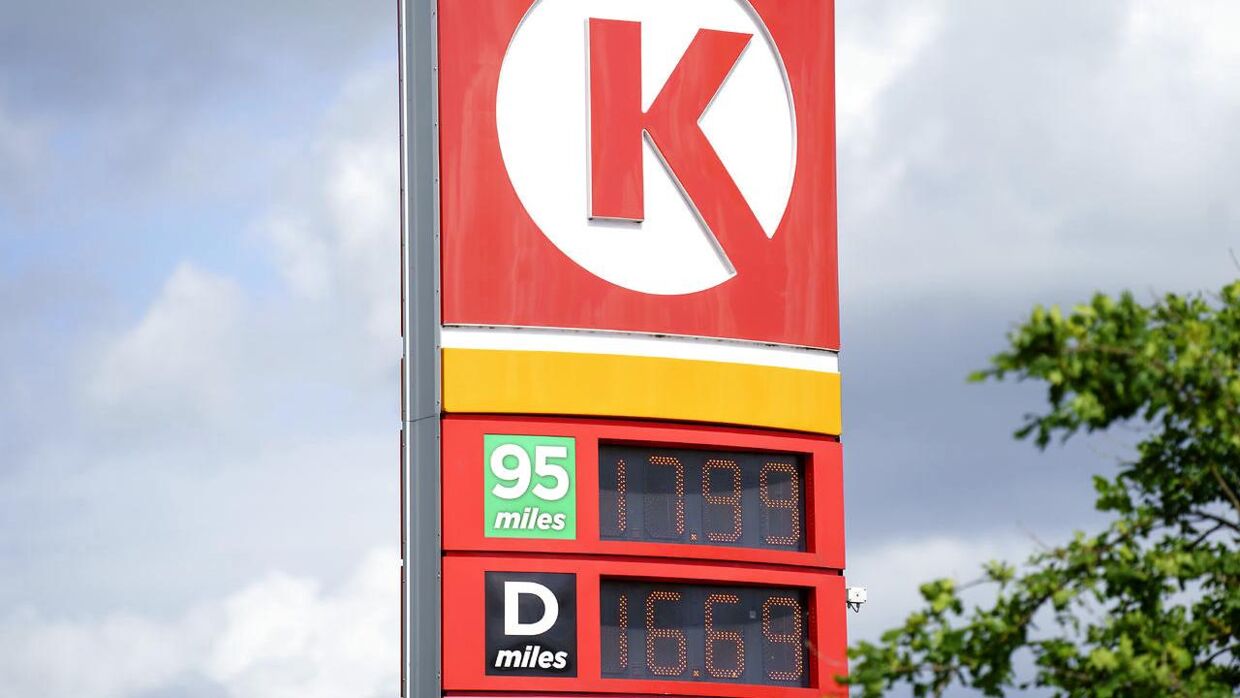 For kort tid siden var benzinprisen på en liter blyfri 95 oppe på 17,99 kroner. Men for første gang siden 26. april er den nu under 15 kroner. 