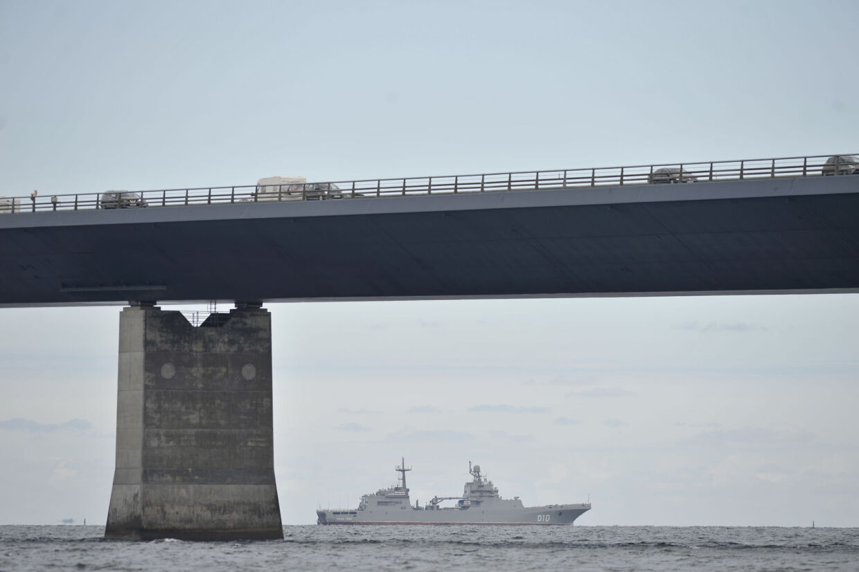 Et russisk orlogsfartøj passerede fredag Storebæltsbroen. Skibet er på vej hjem fra Sankt Petersborg. Tim K. Jensen/Ritzau Scanpix