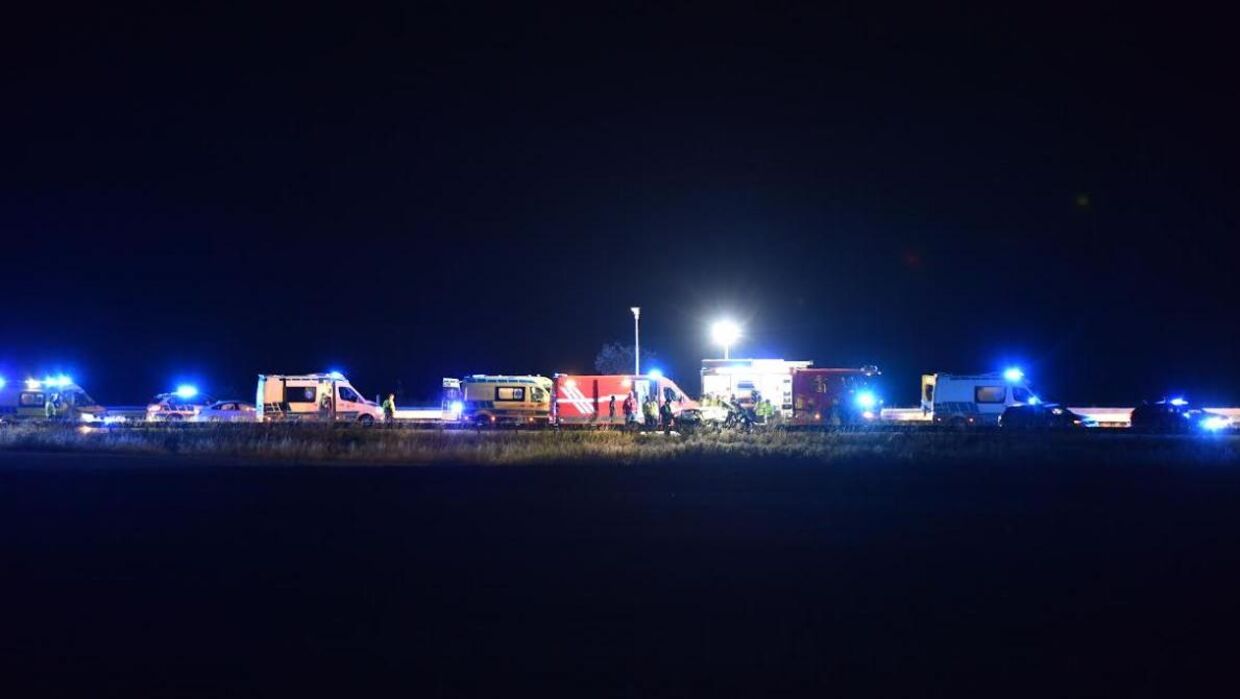 Adskillige ambulancer på E47 natten til søndag i forbindelse med en voldsomt trafikulykke.