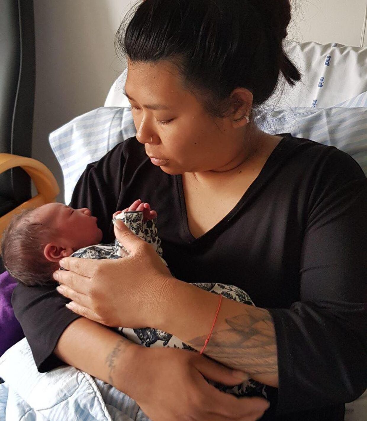 Mor Suang Waiyaphat med parrets nyfødte baby.
