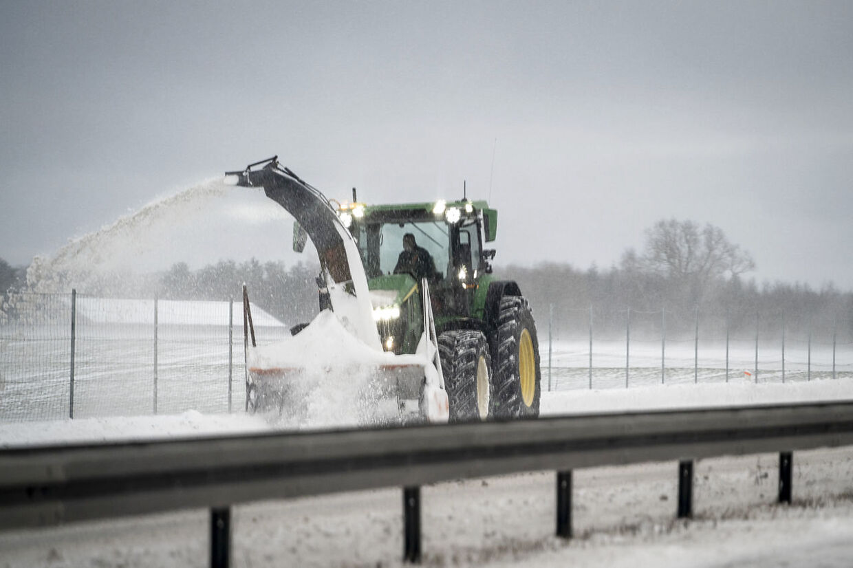 Sneplov på Sydmotorvejen fjerner sne, mandag den 8. februar 2021. DMI har en varsling ude, der gælder til mandag aften, om dynger af sne. Den kan dog blive forlænget til tirsdag, siger meteorologen.. (Foto: Mads Claus Rasmussen/Ritzau Scanpix)