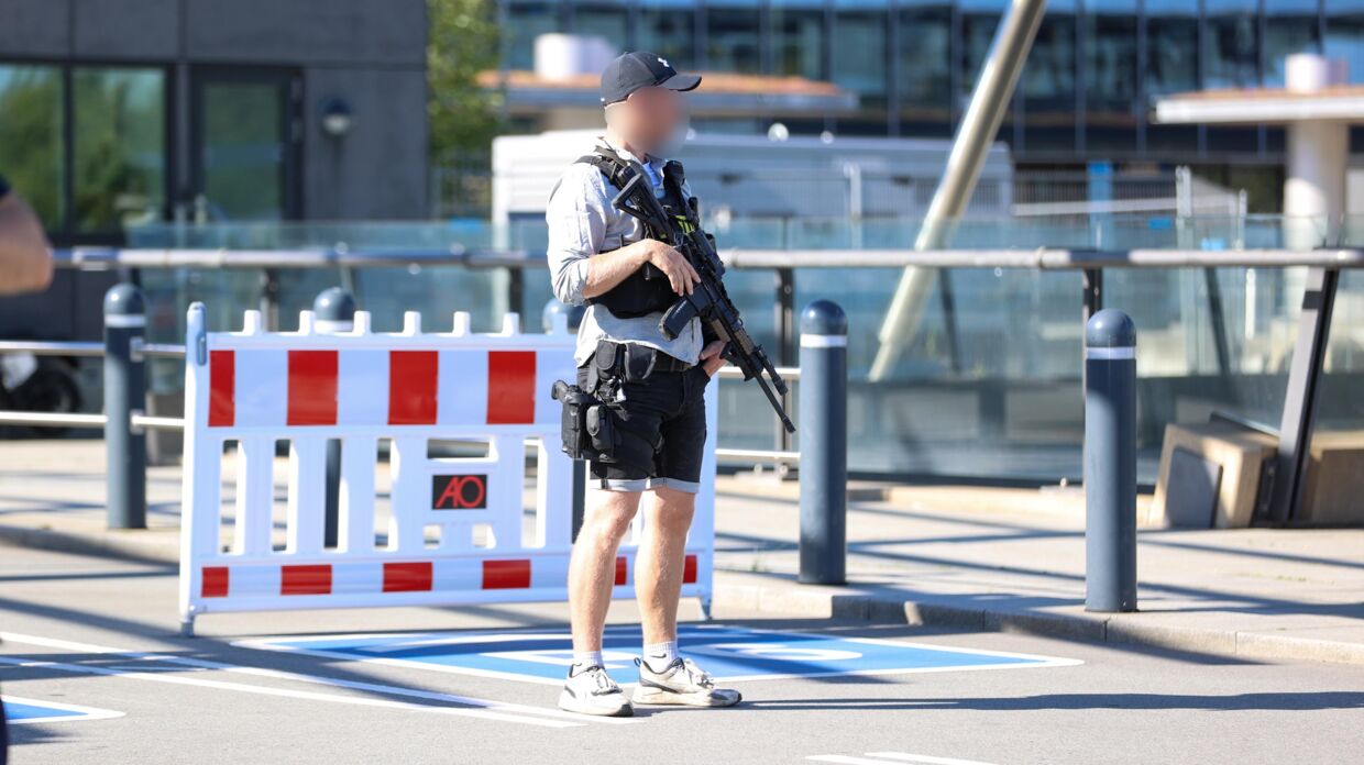 Stærkt bevæbnet politi rykkede onsdag formiddag ud til Københavns Lufthavn efter en bombealarm. 