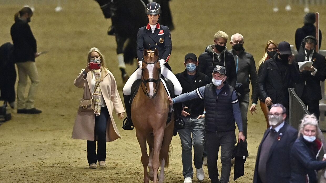 Sarah Pidgley, der ses til venstre for hesten, er en stor hesteentusiast. Hesten på billedet er den britiske rytter Charlotte Dujardins tidligere hest, Gio, som her ses med Dujardin, som var medaljetager ved det seneste OL. Den har familien Pidgley også købt.