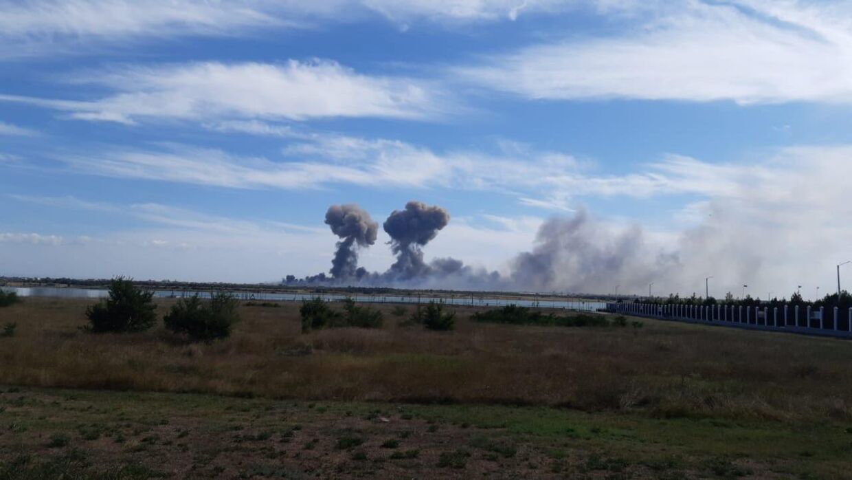 En række eksplosioner rystede tirsdag en russisk base på den besatte Krim-halvø.