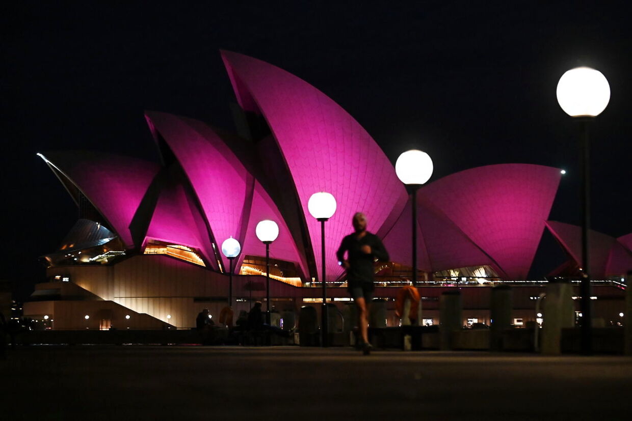 Operahuset i Sydney lyste 10. august op i pink til ære for Olivia Newton-John. 