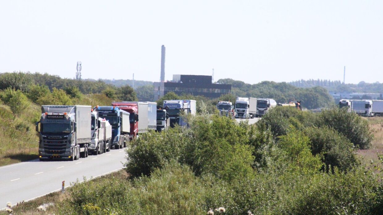 Der er massiv kø på Genvejen mellem Aarhus Syd Motorvejen og Rute 170 Møllebakken torsdag formiddag. Det skyldes et uheld tidligere på dagen.