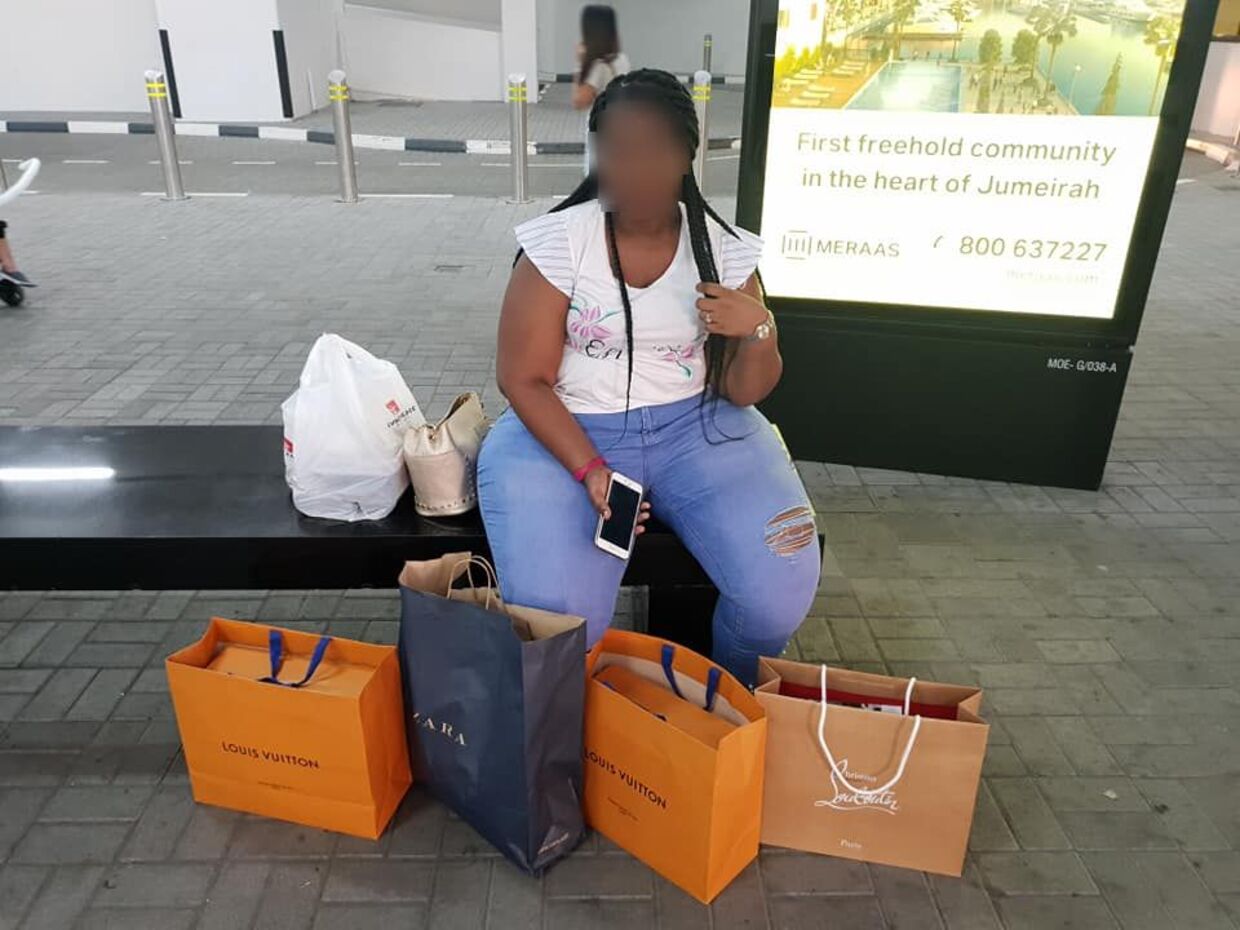 Den sydafrikanske kvinde poserer på flere billeder med indkøbsposer fra dyre luksusmærker.