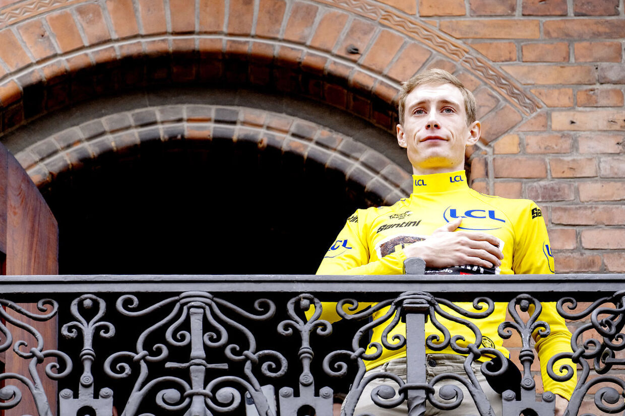 Tour de France-vinder Jonas Vingegaard hyldes på Københavns Rådhus onsdag 27. juli 2022. Tårerne presser på, da en fyldt rådhusplads synger nationalsangen op mod Vingegaard.,