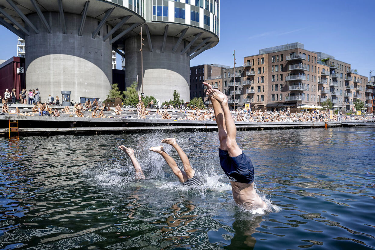 Sommer i København. De danske somre bliver varmere og varmere, og august 2022 byder på hedebølge langt ind i august. Unge mennesker springer i vandet i Nordhavn.