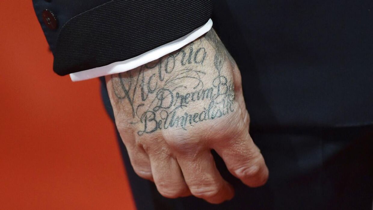 David Beckham elsker sin kone højt, skriver han tit på de sociale medier. Han har også fået tatoveret hendes navn på sin hånd.