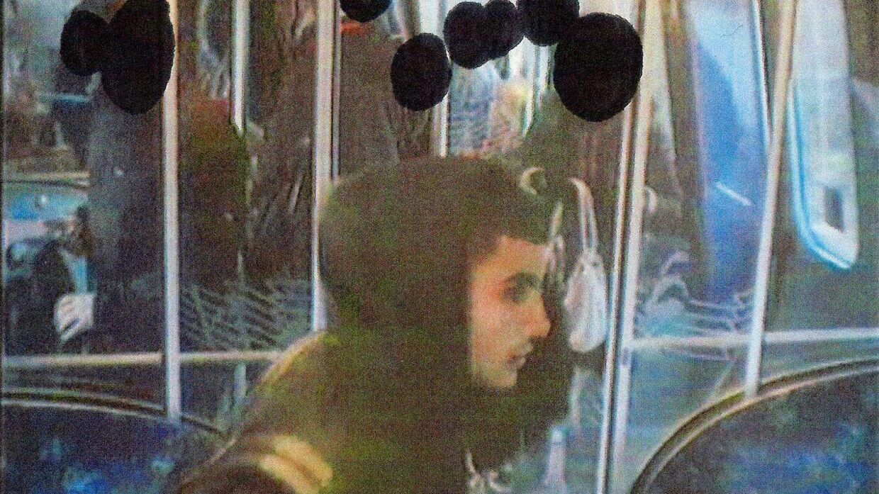 Terroristen Omar El-Hussein fanget på overvågningskamera i et S-tog i 2013. 