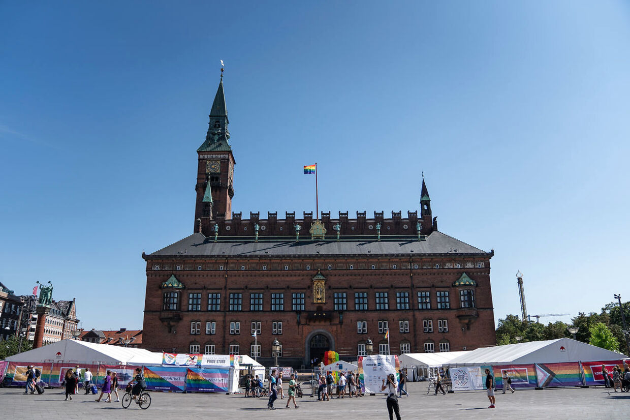 Pride afholdes flere steder i København, men det store samlingspunkt er på Rådhuspladsen.