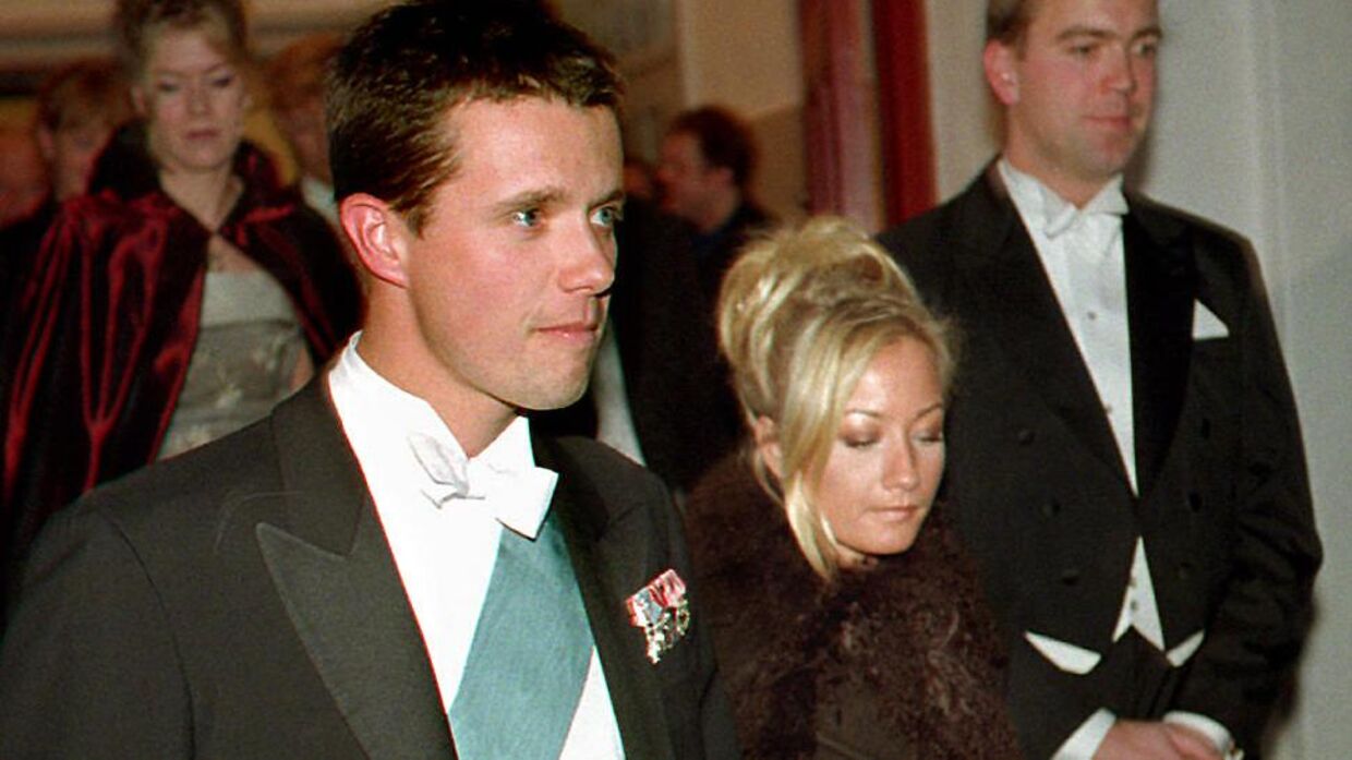Kronprinsen dannede i 1990erne par med Maria Montell. Her er de gæster ved et bryllup.