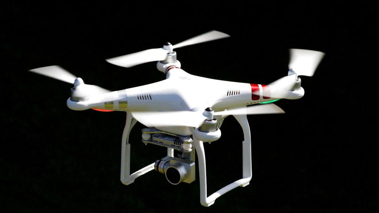 En tysk mand har fået en bøde og beslaglagt sin drone, fordi han fløj for tæt på lufthavnen i Karup. (Arkivfoto)