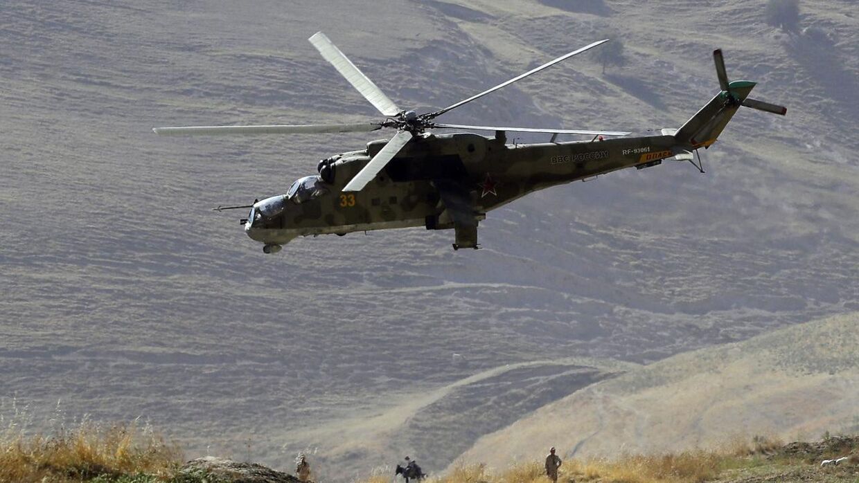 (Arkiv) En militærhelikopter over de tadsjikiske bjerge ved en anden øvelse tilbage i 2019.