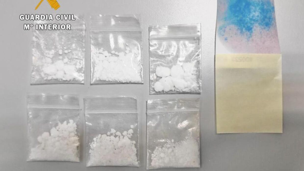 I skuldertasken blev der fundet blandt andet ketamin og kokain. Foto: Guardia Civil